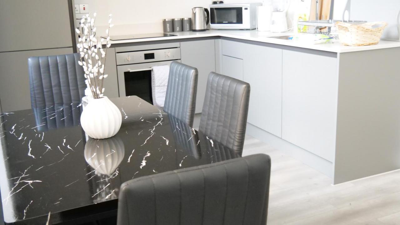 Stylish 2 Bedrooms, 2 Bathrooms With Workspace In Milton Keynes Eksteriør billede