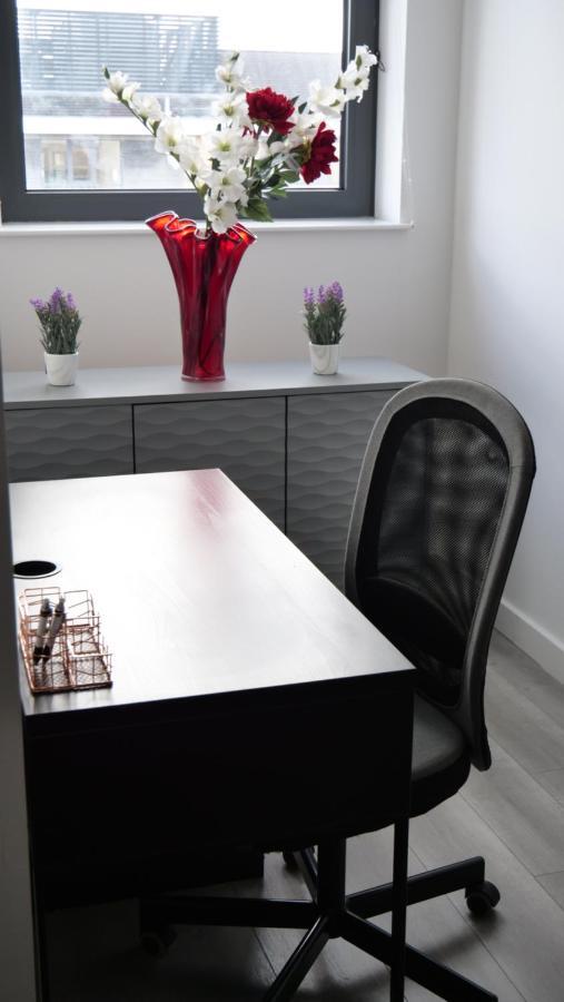 Stylish 2 Bedrooms, 2 Bathrooms With Workspace In Milton Keynes Eksteriør billede