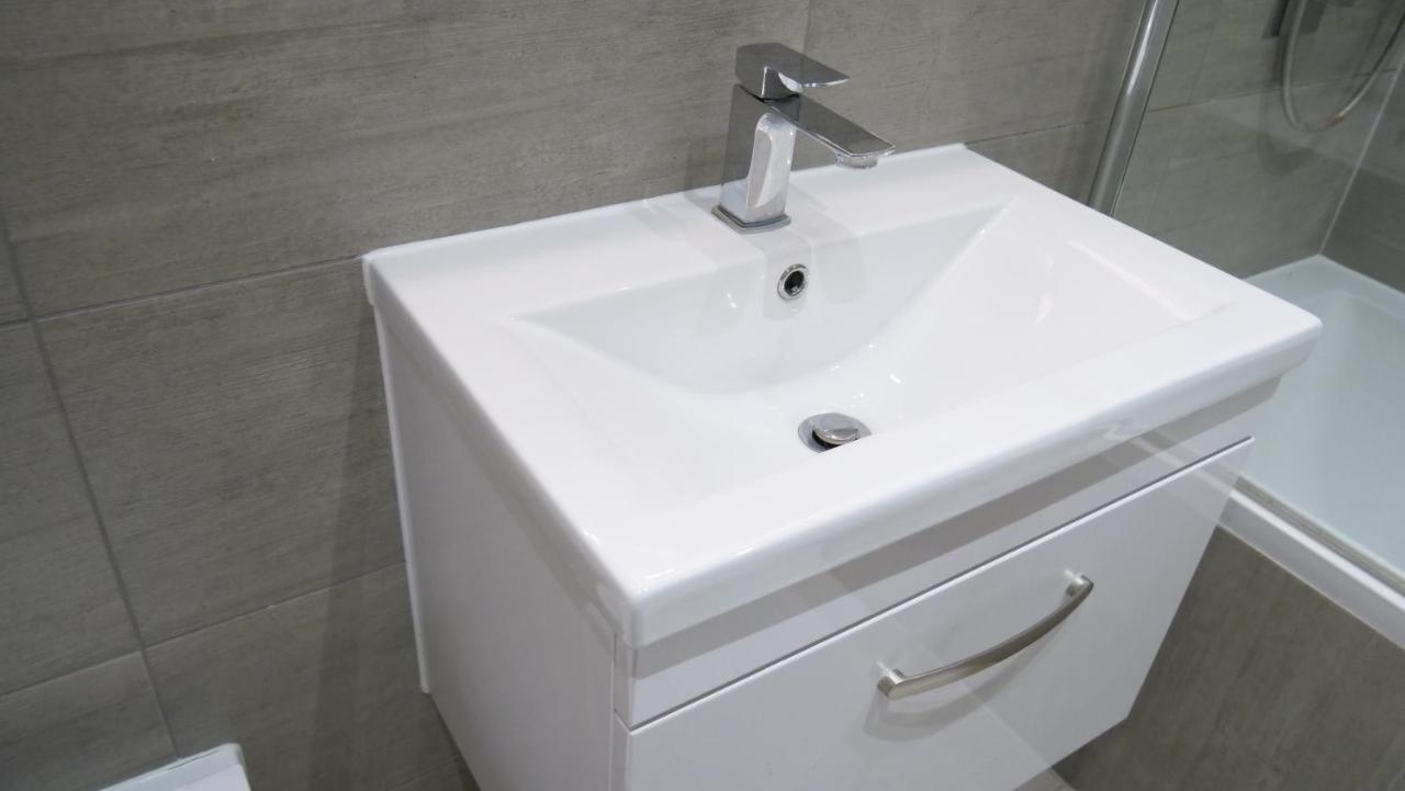 Stylish 2 Bedrooms, 2 Bathrooms With Workspace In Milton Keynes Eksteriør billede