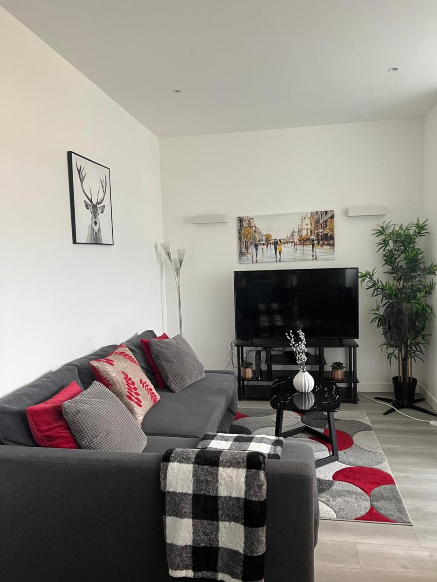 Stylish 2 Bedrooms, 2 Bathrooms With Workspace In Milton Keynes Eksteriør billede